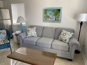 Een smart-tv en boeken