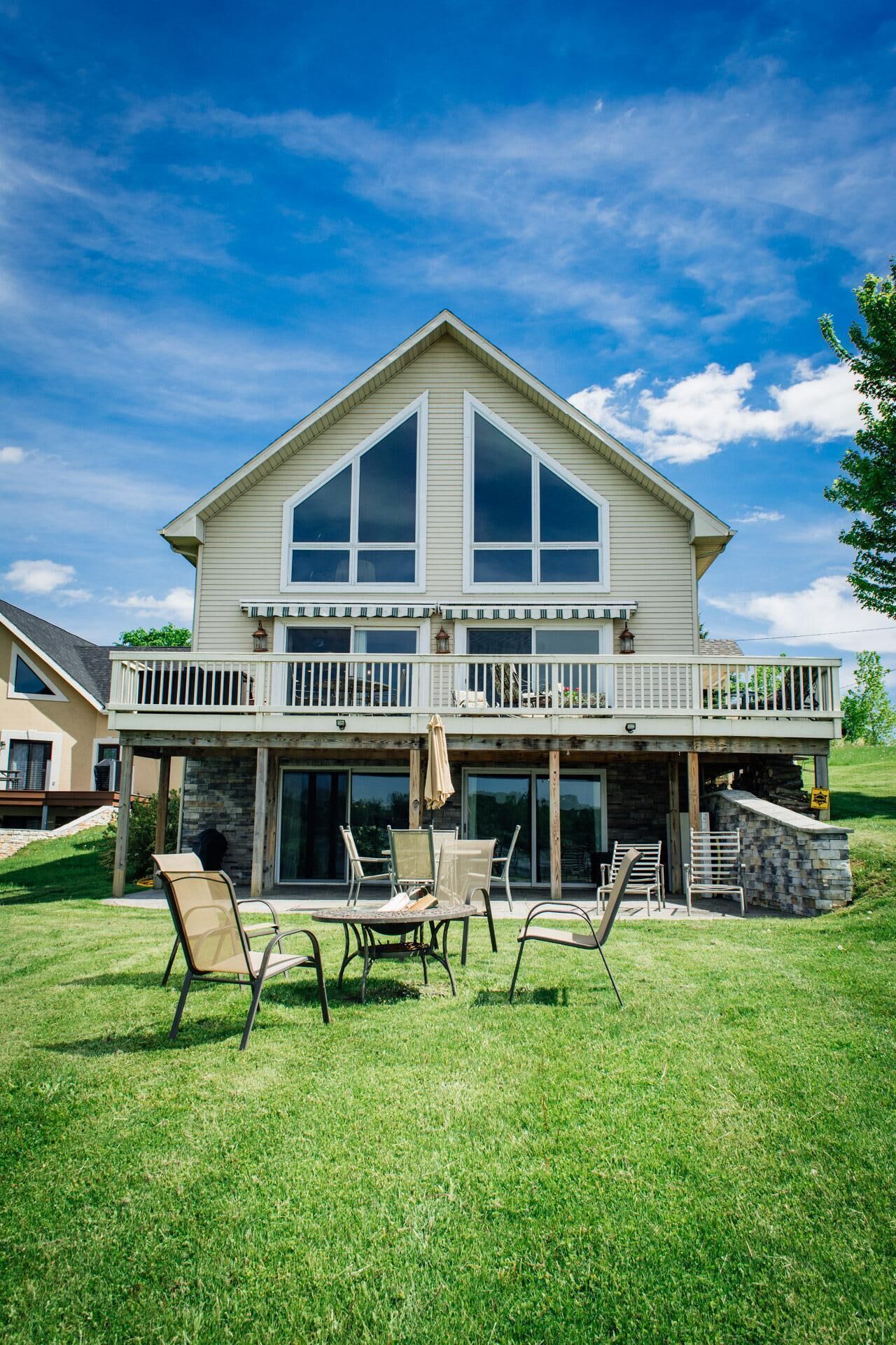 LAKEFRONT! BOOK NOW for a beautiful getaway! Up to 12 Guests -- Pets