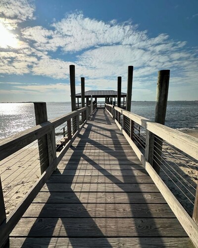 Ocean-view, family-friendly, walking access to charming town and marina