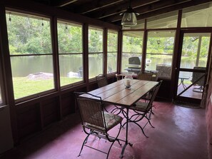 Dining - Private, pet friendly lake... perfect location. Secluded, yet 1 mile to Main St (Hendersonville)