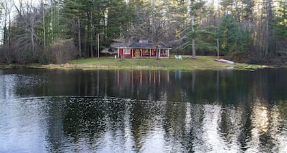 Private, pet friendly lake... perfect location. Secluded, yet 1 mile to Main St