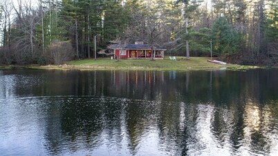 Private, pet friendly lake... perfect location. Secluded, yet 1 mile to Main St