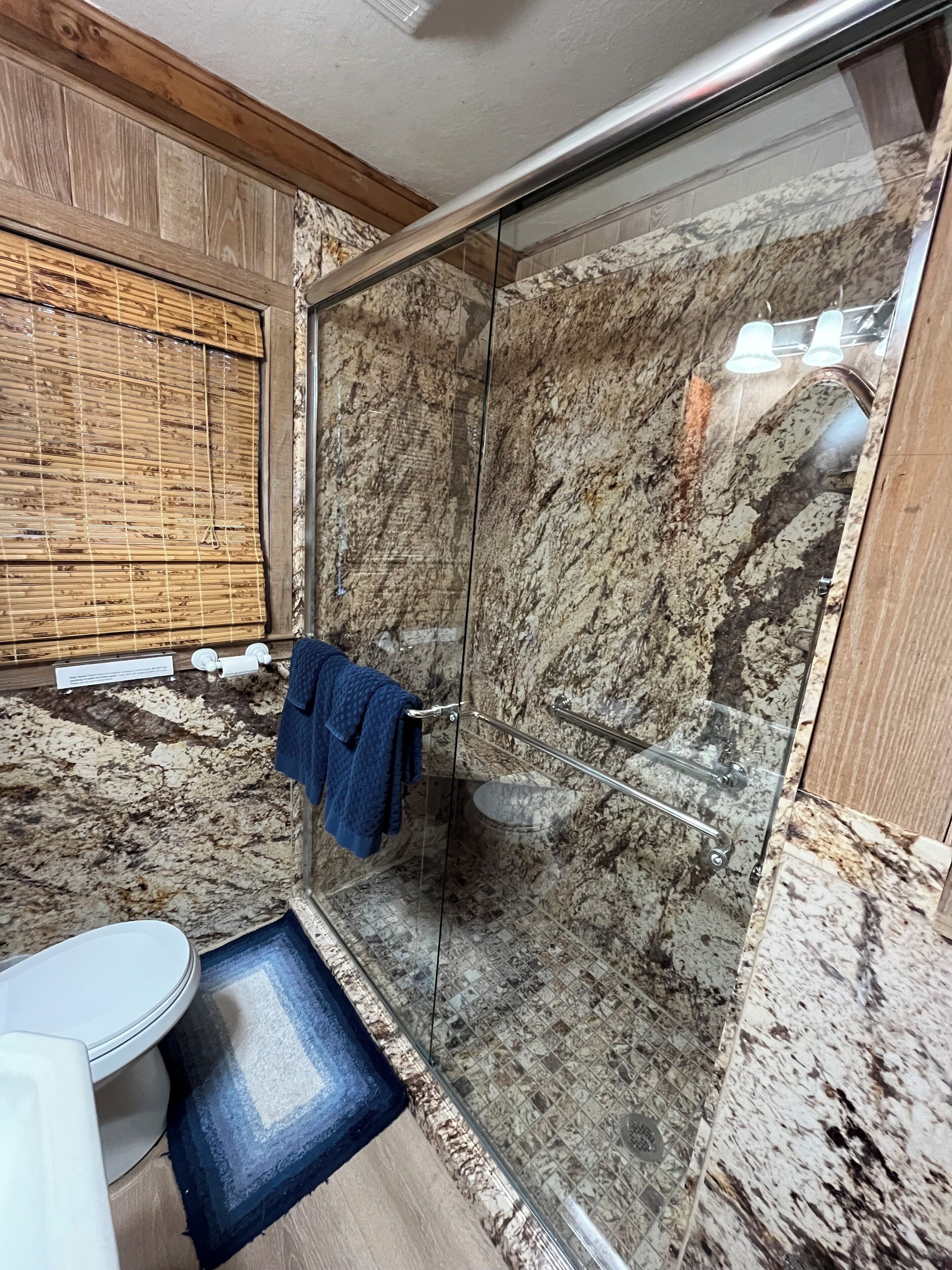 Tina con regadera, secadora de cabello, toallas, jabón 