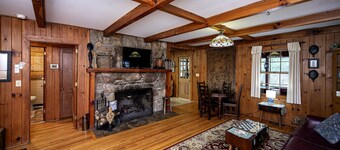 Private, pet friendly lake... perfect location. Secluded, yet 1 mile to Main St