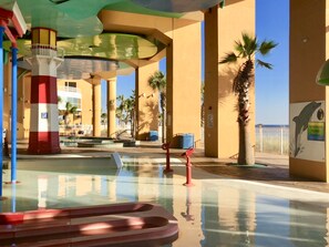 Een binnenzwembad, een buitenzwembad