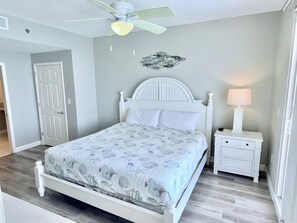 2 soveværelser, pengeskab på værelset, skrivebord, strygejern/strygebræt