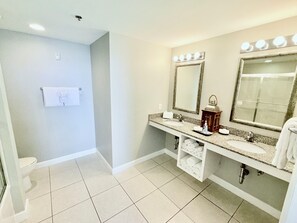 Bruser, hårtørrer, håndklæder, Sæbe