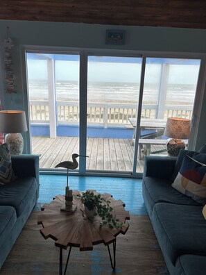 Smart-tv, een dvd-speler, boeken en een filmbibliotheek