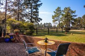 Outdoor dining - Tanglewood Farm -Horse & Hound Suite 1 BR/2BA Private Apt on Horse Farm (Southern Pines)