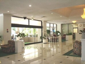 Lobby - WAIKIKI 1BD CRNR, NO RESORT FEES, FREE PKNG,,FRBEACH ITEMS ,NET FLIX, YOU TUBE ! (Honolulu)