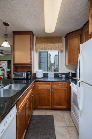 Fridge, microwave, oven, stovetop - WAIKIKI 1BD CRNR, NO RESORT FEES, FREE PKNG,,FRBEACH ITEMS ,NET FLIX, YOU TUBE ! (Honolulu)