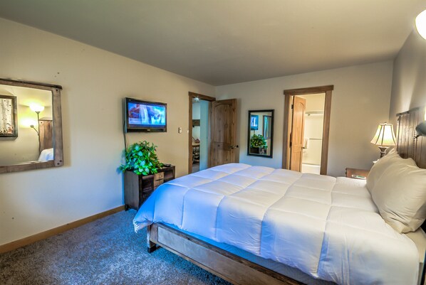 2 bedrooms, Internet, bed sheets - Spacious 2-Bedroom Ski-In/Ski-Out Condo with Balcony Views | Ski Inn! (Steamboat Springs)