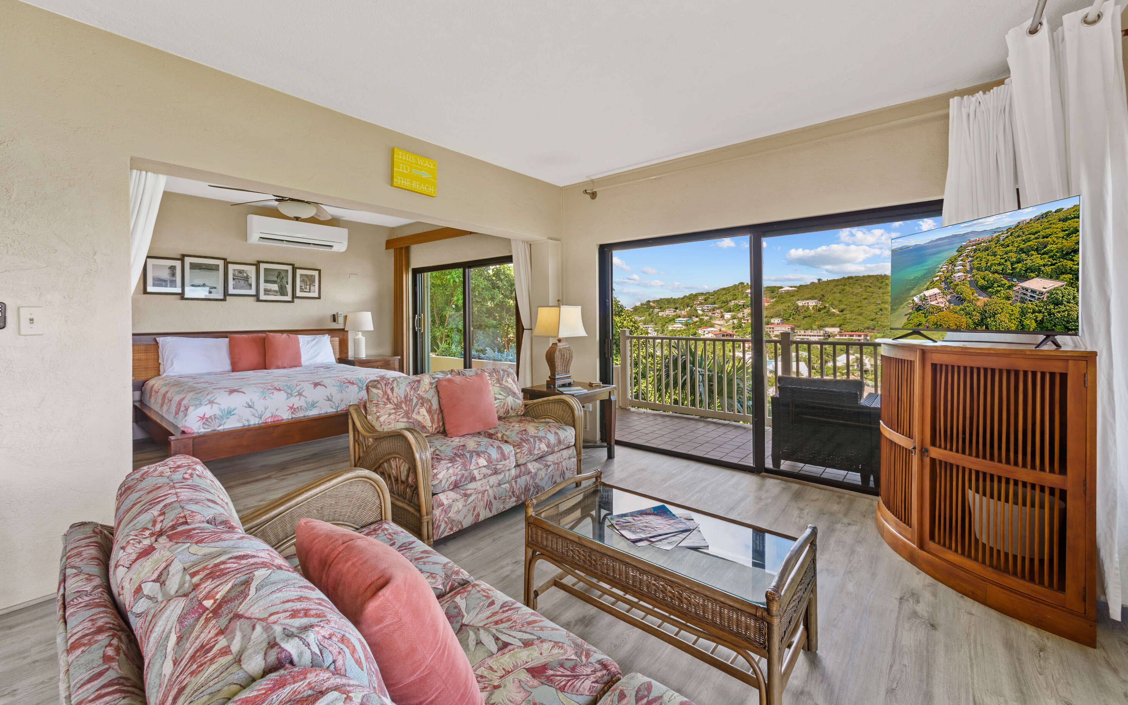 Een smart-tv en boeken