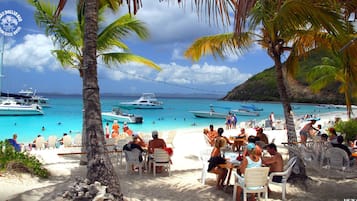Beach nearby, sun loungers, beach towels