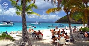 Beach nearby, sun loungers, beach towels