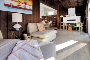 Smart TV, lareira, DVD player, livros