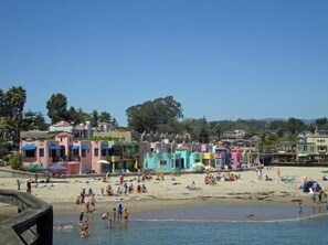 Na praia, espreguiçadeiras, toalhas de praia