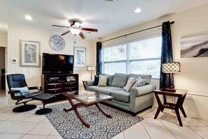 Smart TV - Private pool House with Fountains & Beach Walkable (Venice)