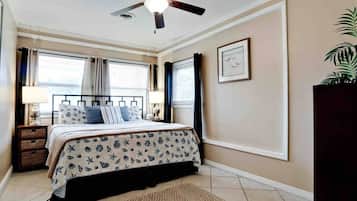 3 bedrooms, desk, iron/ironing board, free WiFi