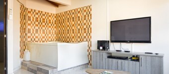 1 Bedroom AC, Hot Tub 3 Blocks Park Lleras No Guest ffee No Register