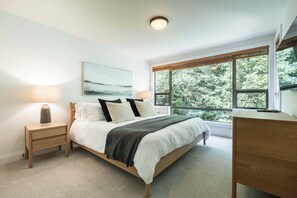 3 bedrooms, desk, iron/ironing board, WiFi