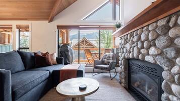 Télévision, cheminée, lecteur de DVD, chaßne hi-fi