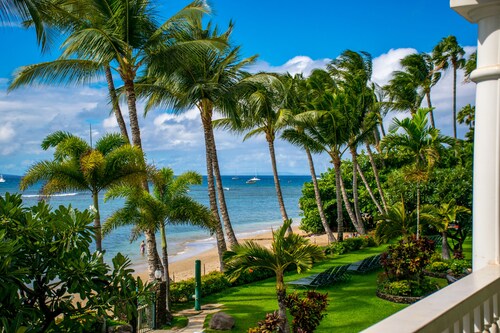 Beachfront Paradise, Stunning Views, Condo with AC, Steps to the beach!