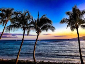 Sur la plage, chaise longue, serviettes de plage