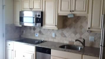 Full-size fridge, microwave, oven, stovetop
