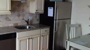 Full-size fridge, microwave, oven, stovetop