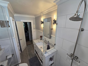 Douche, articles de toilette écologiques, séchoir à cheveux
