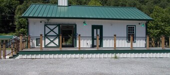 Relaxing, Cozy, Convenient, 2 mi. from the Creeper Trail/South Holston Lake,
