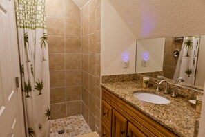 Shower, jetted tub, hair dryer, towels - Happy Island Cottage with Heated Private Pool (Holmes Beach)