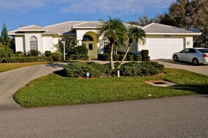 Exterior - TOP Rated Premium Costal Family Retreat with Heated Pool & Private Golden Beach (Venice)