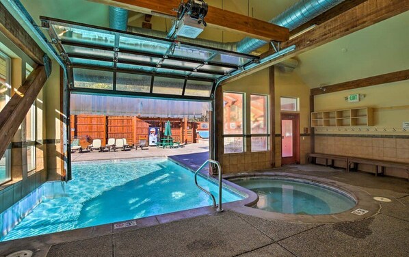 Utendørsbasseng og et oppvarmet basseng