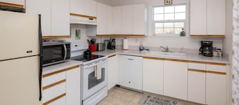 Kids welcome! 1/2 block to beach. King bed, Pack 'n Play, NO PET FEE!!