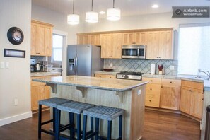 Kühlschrank, Mikrowelle, Herdplatte, Geschirrspüler