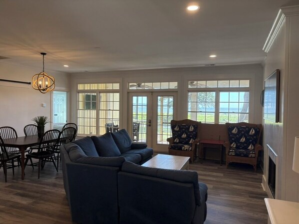 Smart TV, libros, estéreo