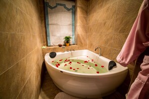 Honeymoon Suite | Bathroom | Separate bathtub and shower, hydromassage showerhead