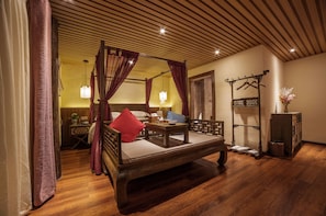 Honeymoon Suite | Premium bedding, down duvets, pillow-top beds, minibar