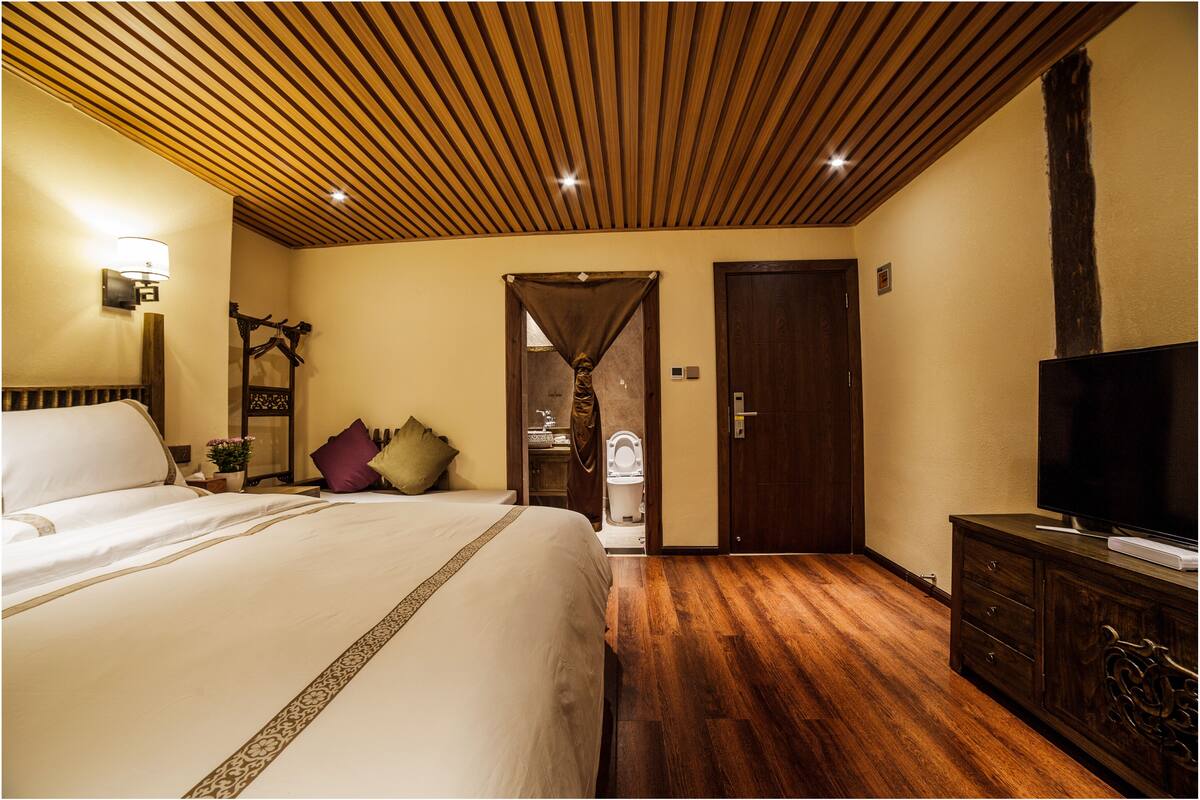 Comfort Queen Room | Living area | LCD TV, first-run films, heated floors