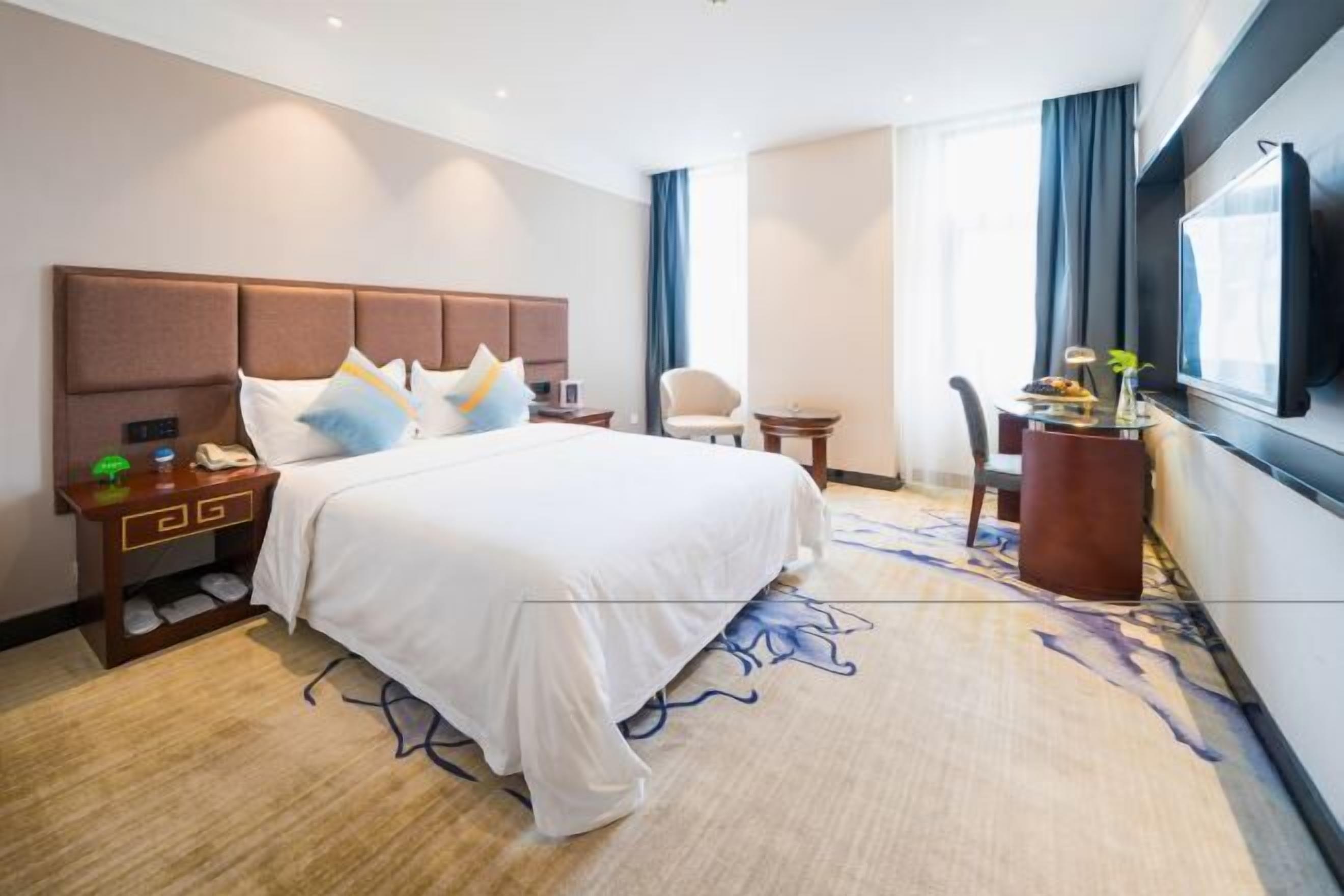 Minibar, safe på rommet, skrivebord og blendingsgardiner