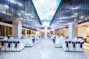 2 nhà hàng, phục vụ bữa sáng, bữa trưa, bữa tối, món Hoa 