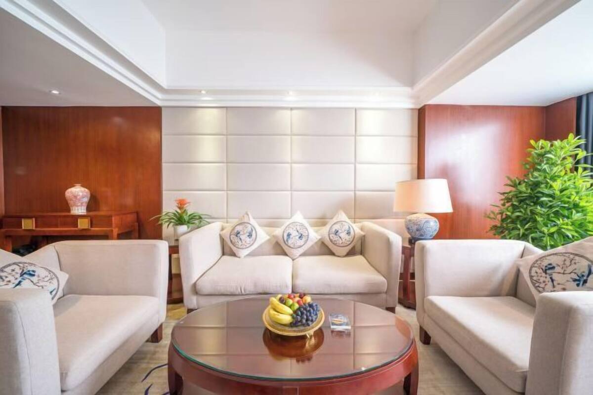 Minibar, caja fuerte, escritorio y cortinas opacas