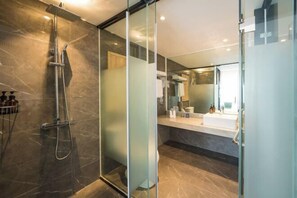 Minibar, in-room safe, desk, blackout curtains - Rong Impression International Hotel (Chengdu)