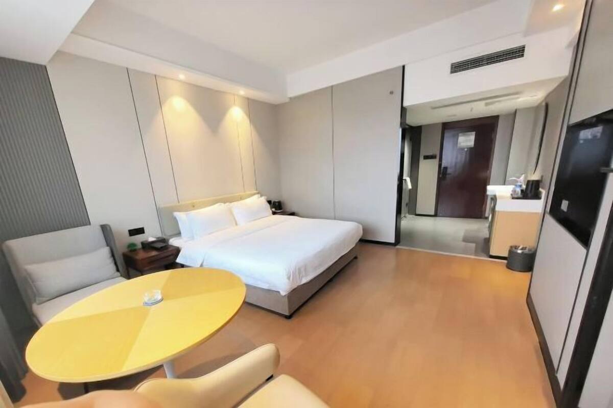 Minibar, caja fuerte, escritorio y cortinas opacas