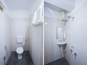 スタンダード ダブルまたはツインルーム ダブルベッド 1 台 専用バスルーム | バスルーム | シャワー、バスアメニティ (無料)、タオル