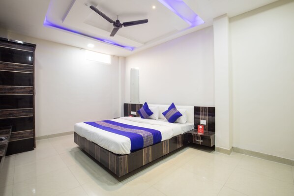 スタンダード ダブルまたはツインルーム ダブルベッド 1 台 専用バスルーム | デスク、WiFi (無料)