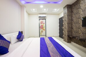 スタンダード ダブルまたはツインルーム ダブルベッド 1 台 専用バスルーム | デスク、WiFi (無料)