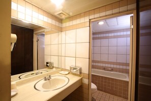 Combined shower/bathtub, free toiletries, hair dryer, slippers
